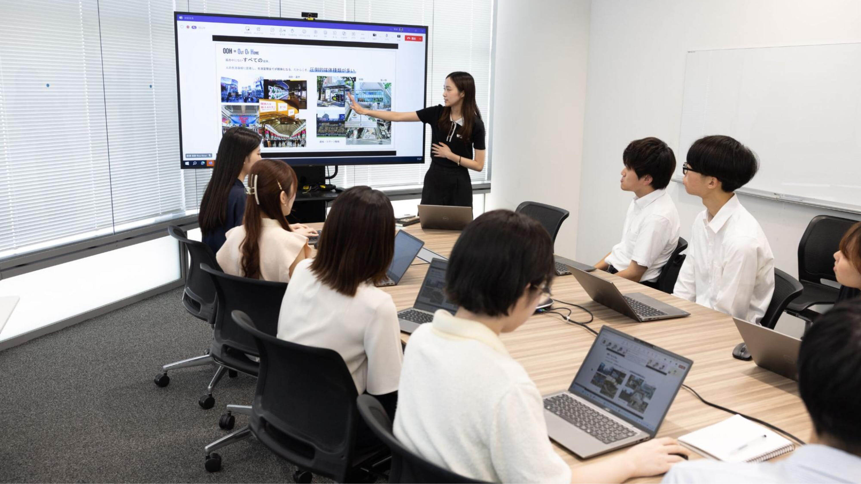 発表を聞く新卒社員のまなざしも真剣