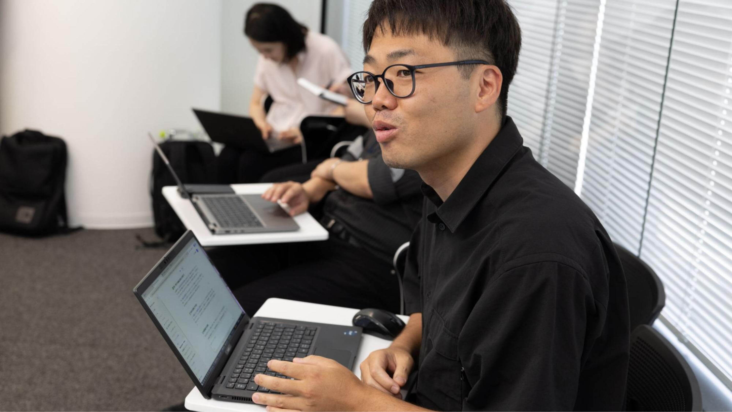 クライアント対応を想定した質問をする先輩社員